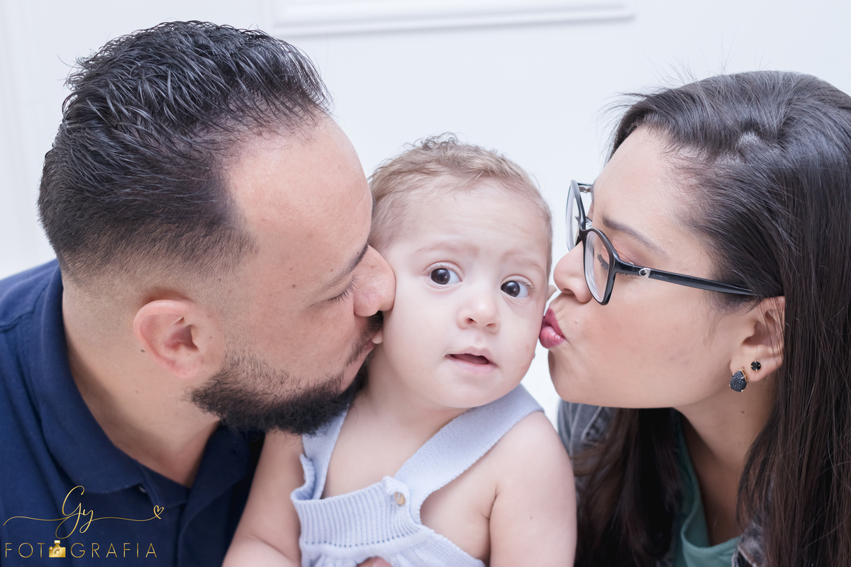 Ensaio smash the cake em estúdio. Fotógrafo em Londrina Especializado em ensaios de bebês e crianças. Momento registrado pela fotógrafa Giscellayne | Gy Fotografia.