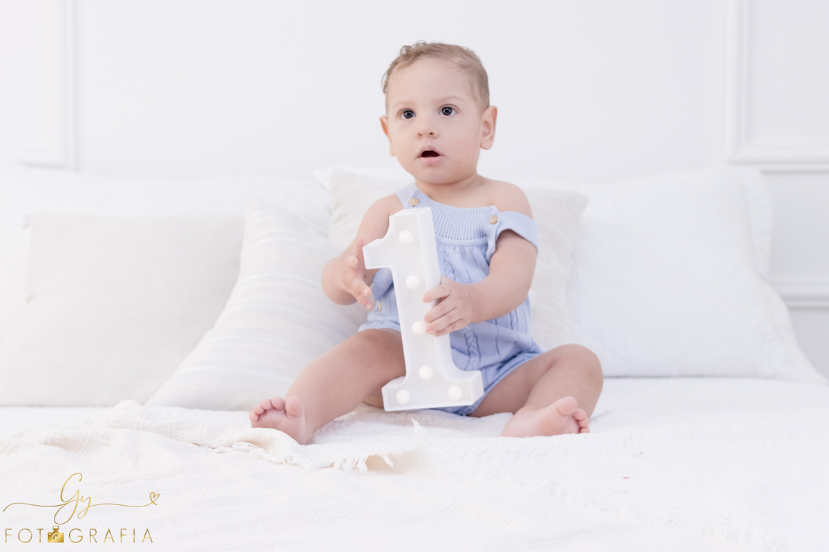 Ensaio smash the cake em estúdio. Fotógrafo em Londrina Especializado em ensaios de bebês e crianças. Momento registrado pela fotógrafa Giscellayne | Gy Fotografia.