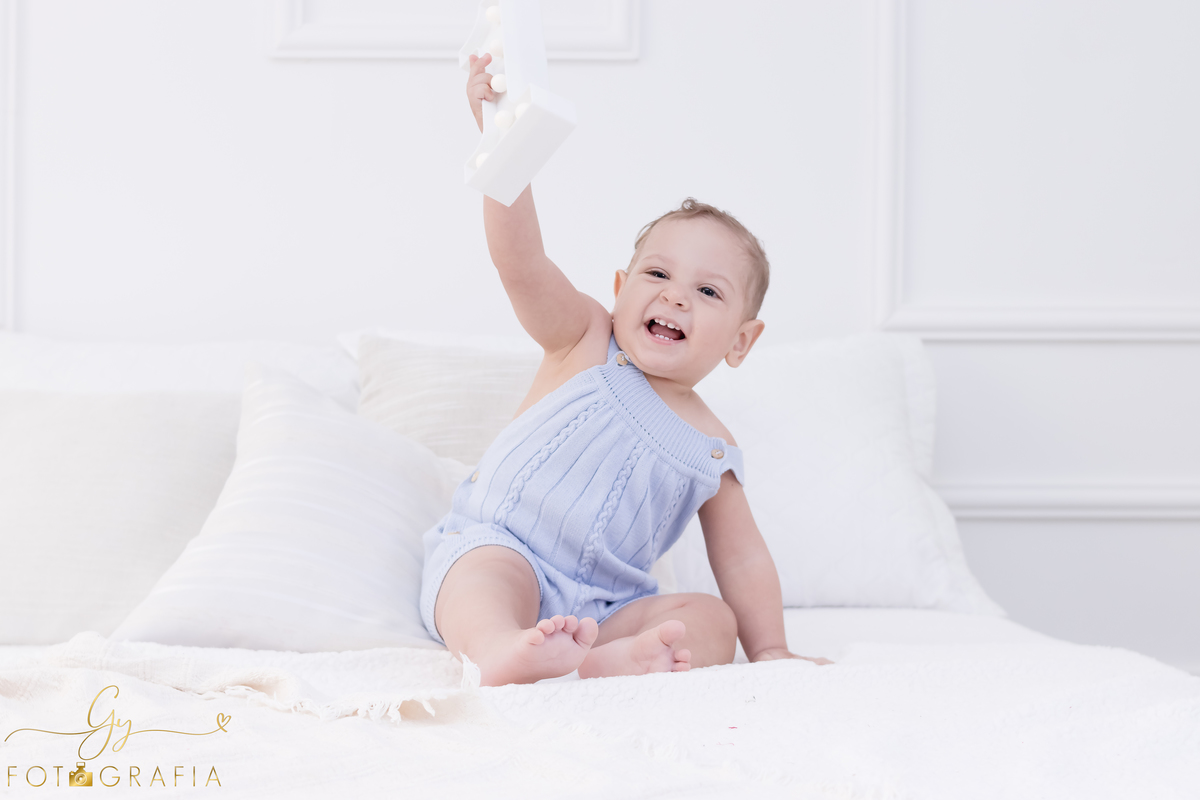 Ensaio smash the cake em estúdio. Fotógrafo em Londrina Especializado em ensaios de bebês e crianças. Momento registrado pela fotógrafa Giscellayne | Gy Fotografia.