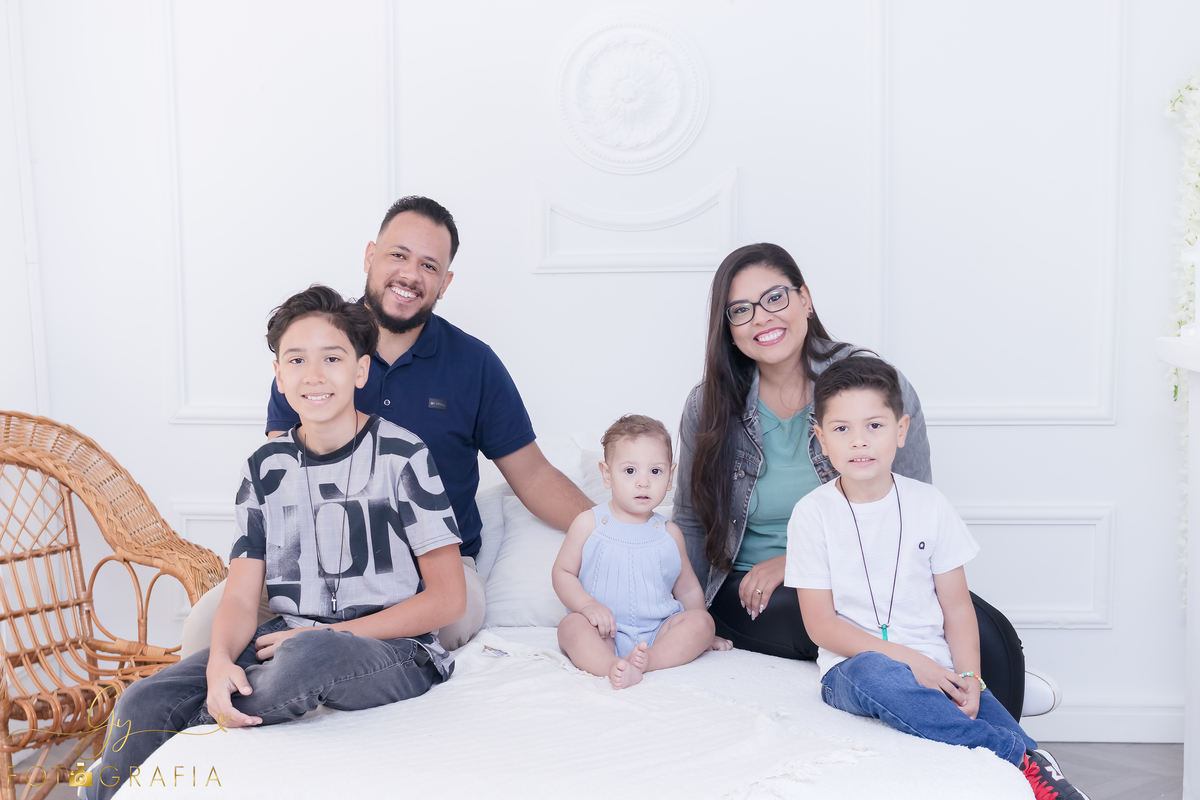 Ensaio smash the cake em estúdio. Fotógrafo em Londrina Especializado em ensaios de bebês e crianças. Momento registrado pela fotógrafa Giscellayne | Gy Fotografia.