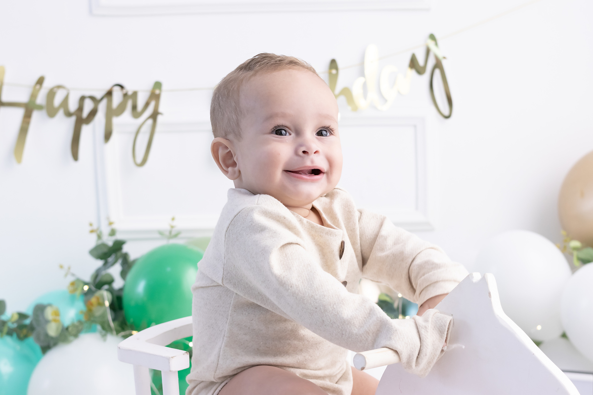 Ensaio smash the cake em estúdio. Fotógrafo em Londrina Especializado em ensaios de bebês e crianças. Momento registrado pela fotógrafa Giscellayne | Gy Fotografia.