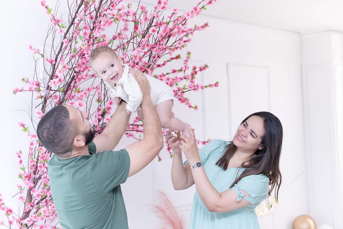 Ensaio smash the cake em estúdio. Fotógrafo em Londrina Especializado em ensaios de bebês e crianças. Momento registrado pela fotógrafa Giscellayne | Gy Fotografia.
