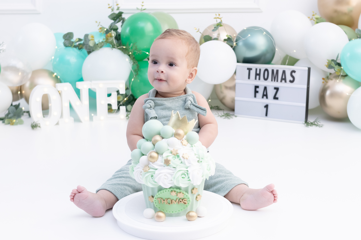 Ensaio smash the cake em estúdio. Fotógrafo em Londrina Especializado em ensaios de bebês e crianças. Momento registrado pela fotógrafa Giscellayne | Gy Fotografia.