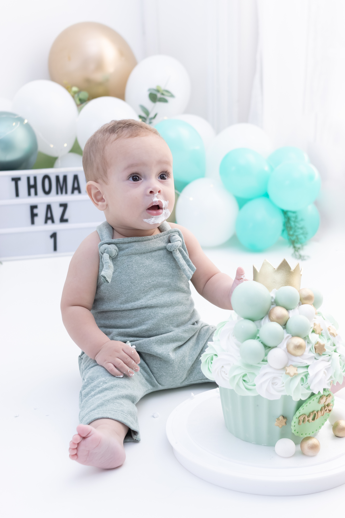 Ensaio smash the cake em estúdio. Fotógrafo em Londrina Especializado em ensaios de bebês e crianças. Momento registrado pela fotógrafa Giscellayne | Gy Fotografia.