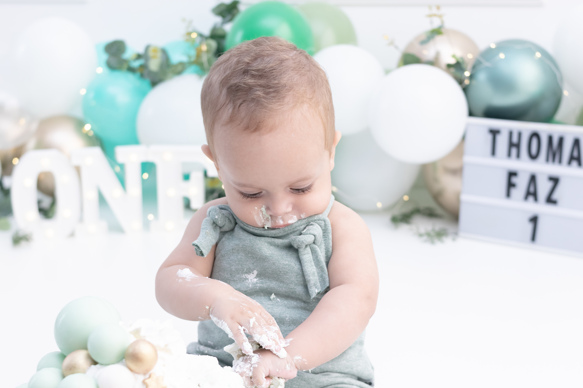 Ensaio smash the cake em estúdio. Fotógrafo em Londrina Especializado em ensaios de bebês e crianças. Momento registrado pela fotógrafa Giscellayne | Gy Fotografia.