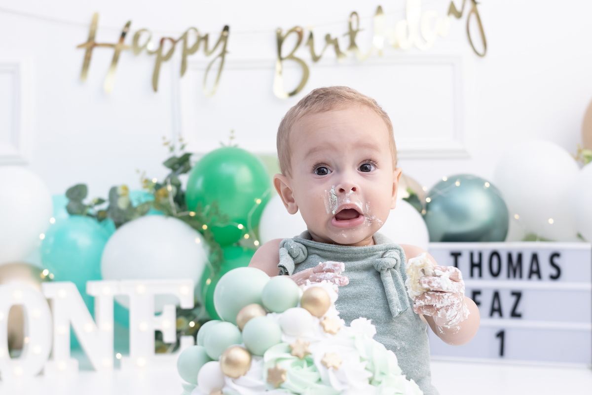 Ensaio smash the cake em estúdio. Fotógrafo em Londrina Especializado em ensaios de bebês e crianças. Momento registrado pela fotógrafa Giscellayne | Gy Fotografia.