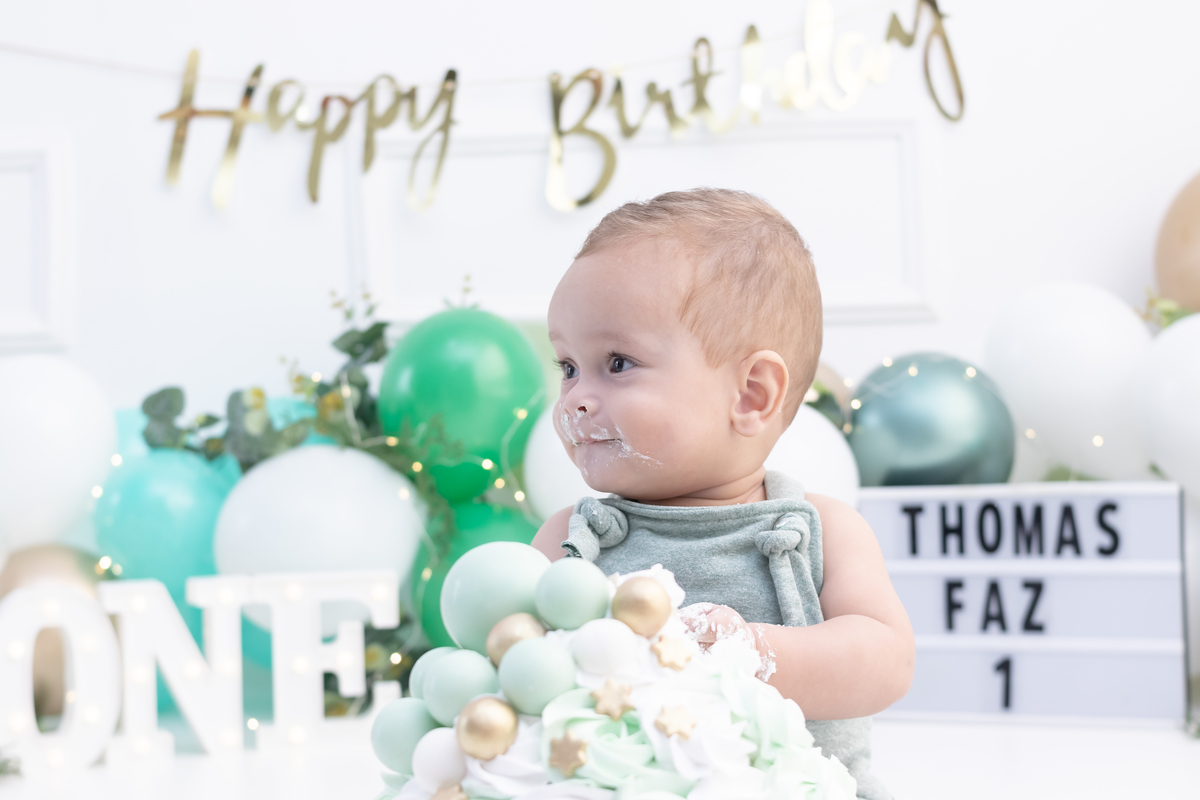 Ensaio smash the cake em estúdio. Fotógrafo em Londrina Especializado em ensaios de bebês e crianças. Momento registrado pela fotógrafa Giscellayne | Gy Fotografia.