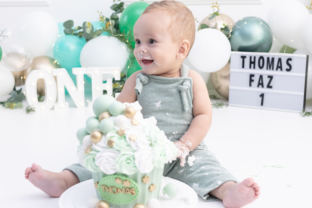 Ensaio smash the cake em estúdio. Fotógrafo em Londrina Especializado em ensaios de bebês e crianças. Momento registrado pela fotógrafa Giscellayne | Gy Fotografia.