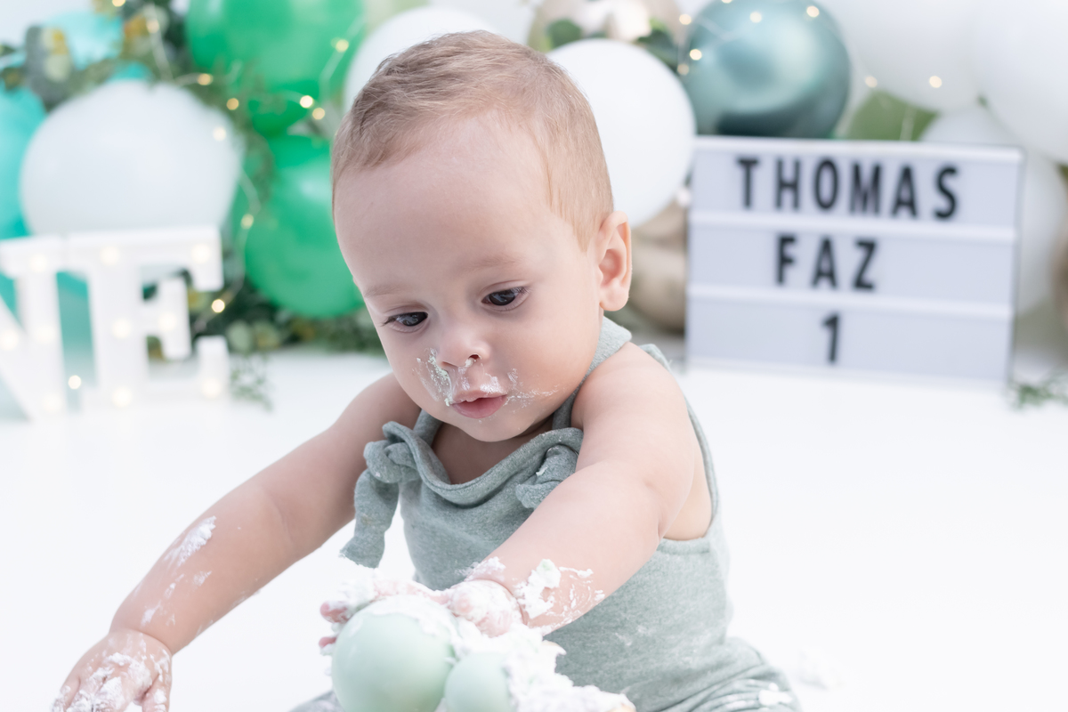 Ensaio smash the cake em estúdio. Fotógrafo em Londrina Especializado em ensaios de bebês e crianças. Momento registrado pela fotógrafa Giscellayne | Gy Fotografia.