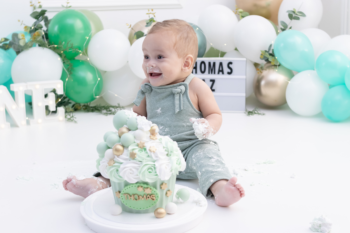 Ensaio smash the cake em estúdio. Fotógrafo em Londrina Especializado em ensaios de bebês e crianças. Momento registrado pela fotógrafa Giscellayne | Gy Fotografia.