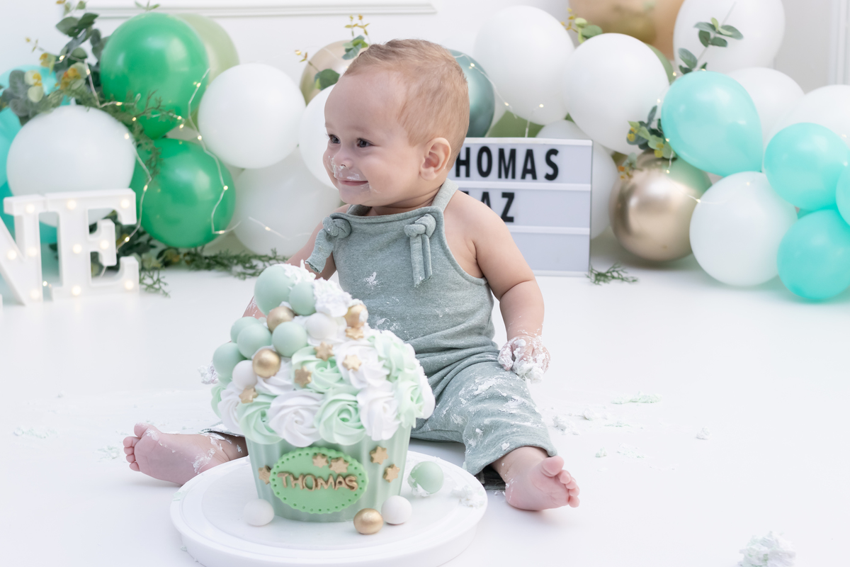 Ensaio smash the cake em estúdio. Fotógrafo em Londrina Especializado em ensaios de bebês e crianças. Momento registrado pela fotógrafa Giscellayne | Gy Fotografia.
