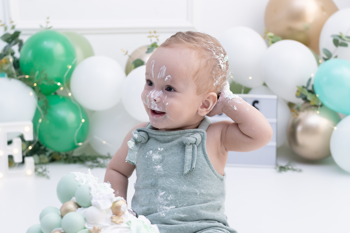 Ensaio smash the cake em estúdio. Fotógrafo em Londrina Especializado em ensaios de bebês e crianças. Momento registrado pela fotógrafa Giscellayne | Gy Fotografia.