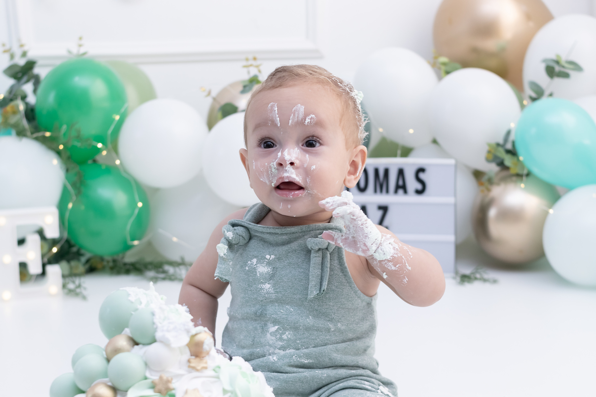 Ensaio smash the cake em estúdio. Fotógrafo em Londrina Especializado em ensaios de bebês e crianças. Momento registrado pela fotógrafa Giscellayne | Gy Fotografia.