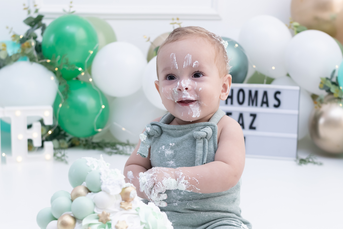 Ensaio smash the cake em estúdio. Fotógrafo em Londrina Especializado em ensaios de bebês e crianças. Momento registrado pela fotógrafa Giscellayne | Gy Fotografia.