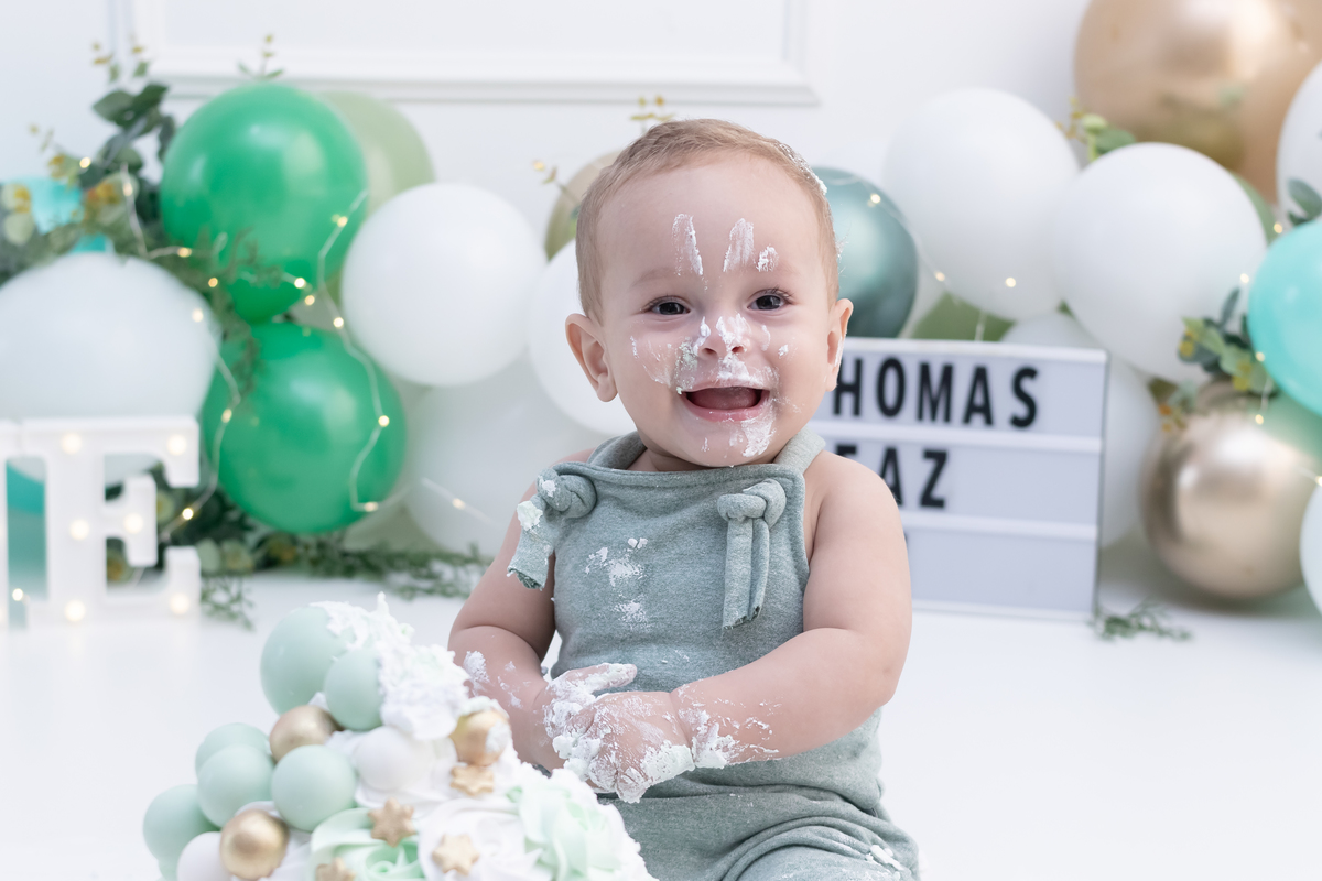 Ensaio smash the cake em estúdio. Fotógrafo em Londrina Especializado em ensaios de bebês e crianças. Momento registrado pela fotógrafa Giscellayne | Gy Fotografia.