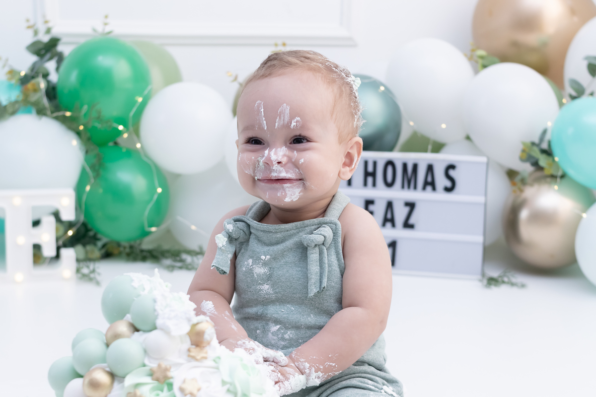 Ensaio smash the cake em estúdio. Fotógrafo em Londrina Especializado em ensaios de bebês e crianças. Momento registrado pela fotógrafa Giscellayne | Gy Fotografia.