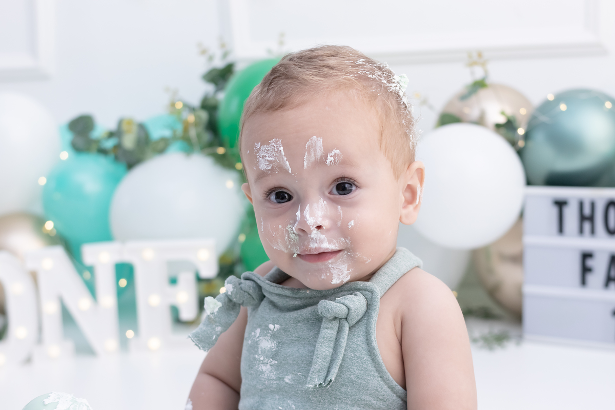 Ensaio smash the cake em estúdio. Fotógrafo em Londrina Especializado em ensaios de bebês e crianças. Momento registrado pela fotógrafa Giscellayne | Gy Fotografia.