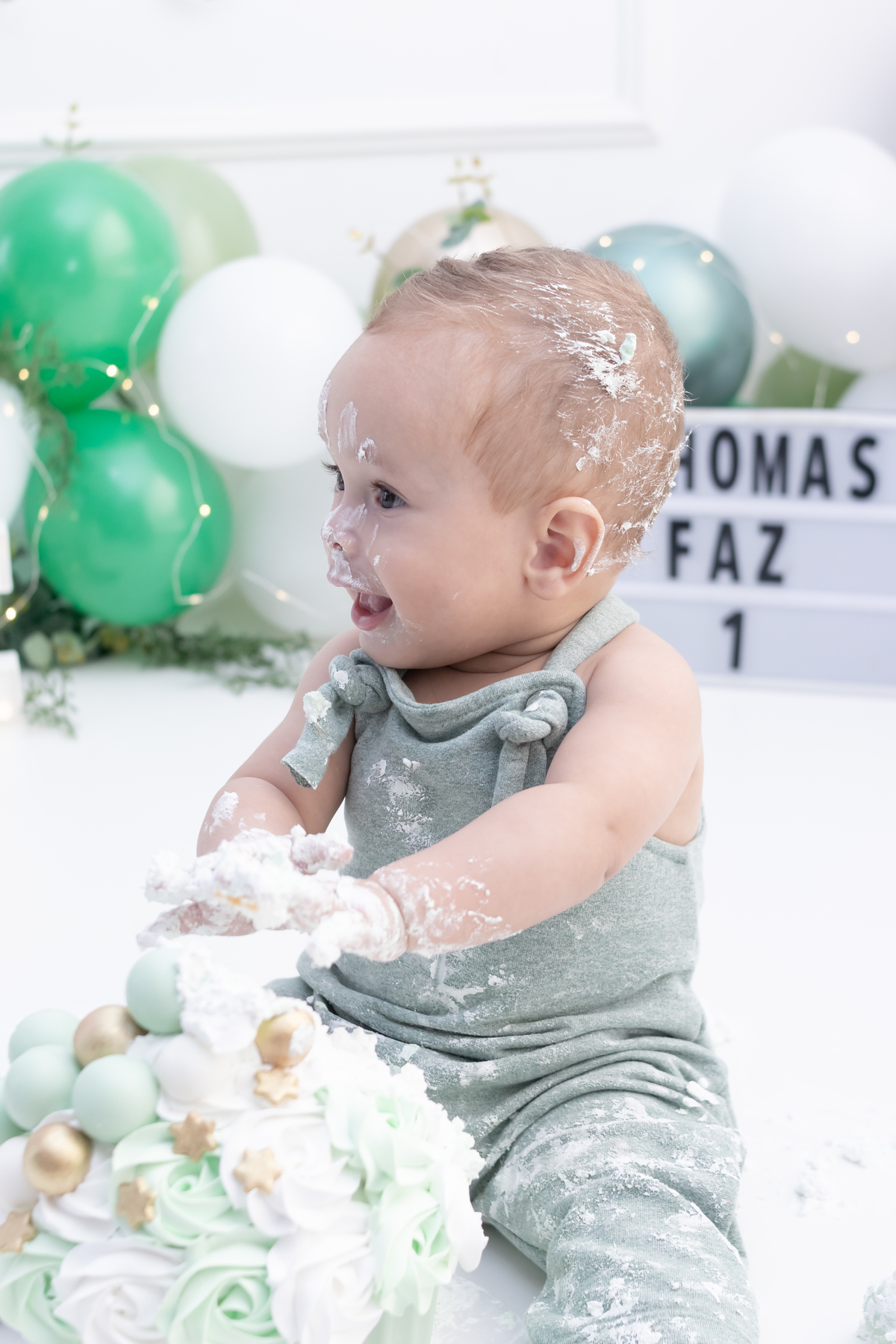 Ensaio smash the cake em estúdio. Fotógrafo em Londrina Especializado em ensaios de bebês e crianças. Momento registrado pela fotógrafa Giscellayne | Gy Fotografia.