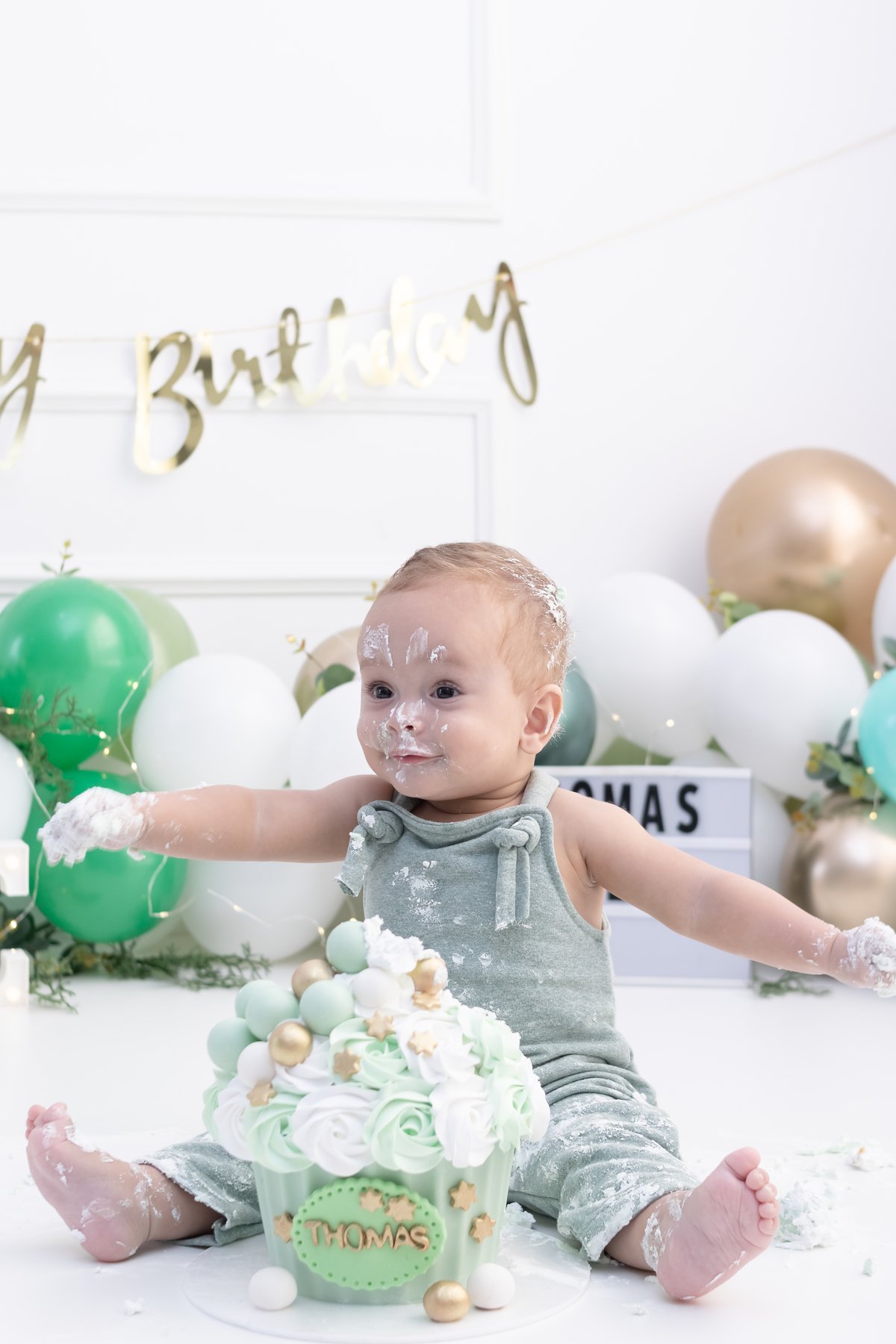 Ensaio smash the cake em estúdio. Fotógrafo em Londrina Especializado em ensaios de bebês e crianças. Momento registrado pela fotógrafa Giscellayne | Gy Fotografia.