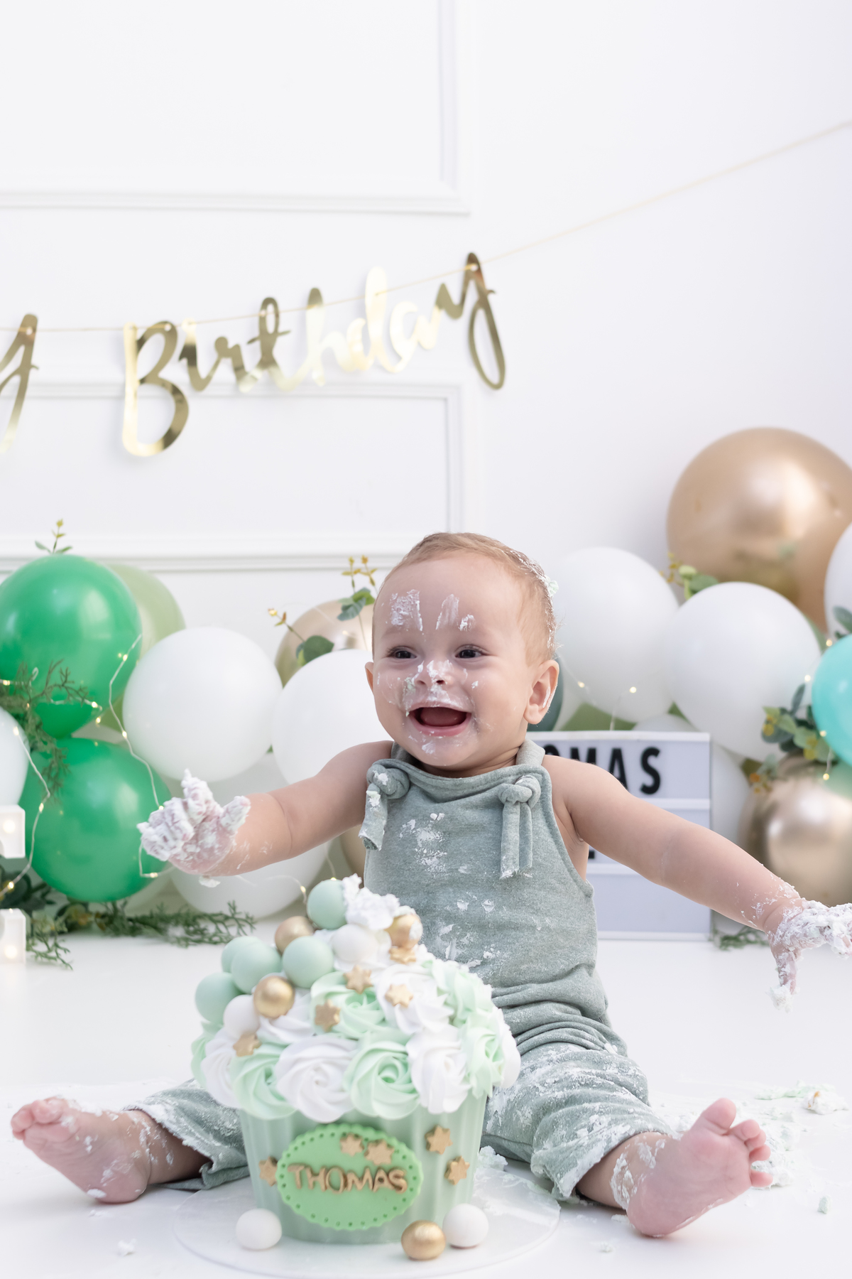Ensaio smash the cake em estúdio. Fotógrafo em Londrina Especializado em ensaios de bebês e crianças. Momento registrado pela fotógrafa Giscellayne | Gy Fotografia.