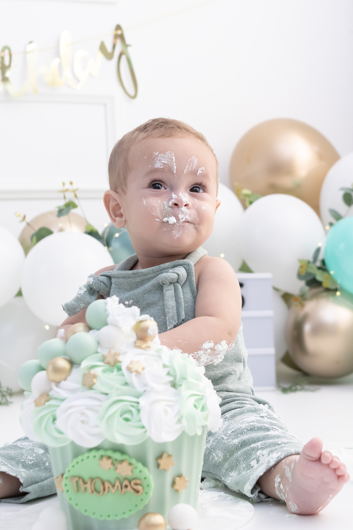 Ensaio smash the cake em estúdio. Fotógrafo em Londrina Especializado em ensaios de bebês e crianças. Momento registrado pela fotógrafa Giscellayne | Gy Fotografia.