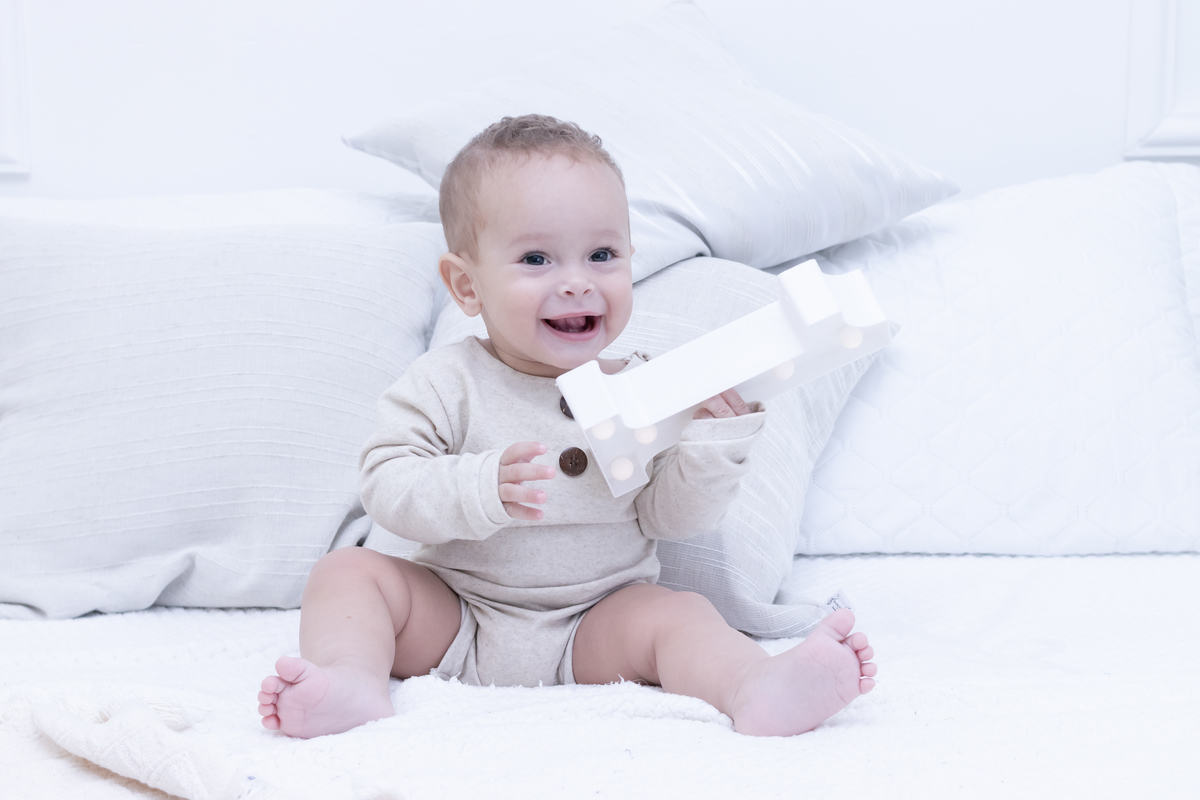 Ensaio smash the cake em estúdio. Fotógrafo em Londrina Especializado em ensaios de bebês e crianças. Momento registrado pela fotógrafa Giscellayne | Gy Fotografia.