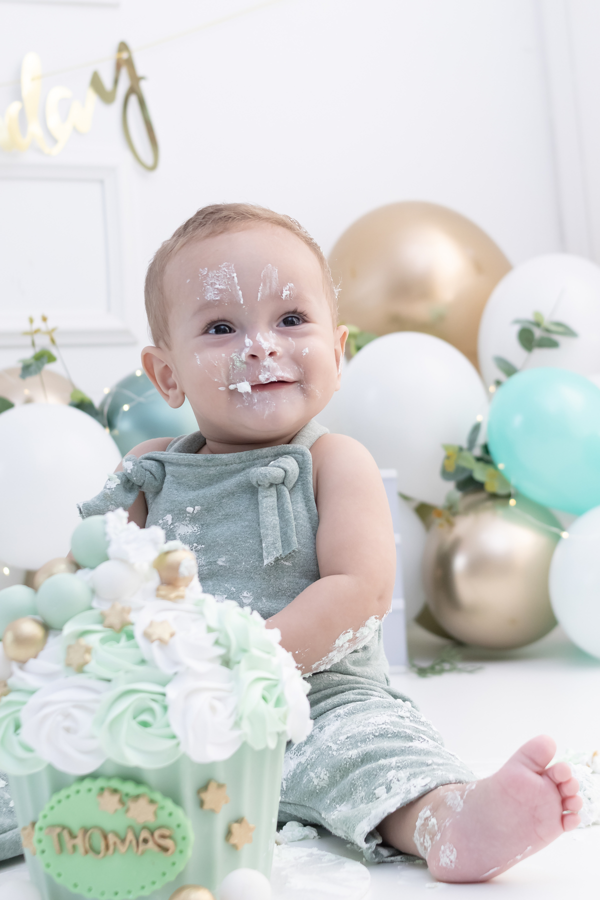 Ensaio smash the cake em estúdio. Fotógrafo em Londrina Especializado em ensaios de bebês e crianças. Momento registrado pela fotógrafa Giscellayne | Gy Fotografia.