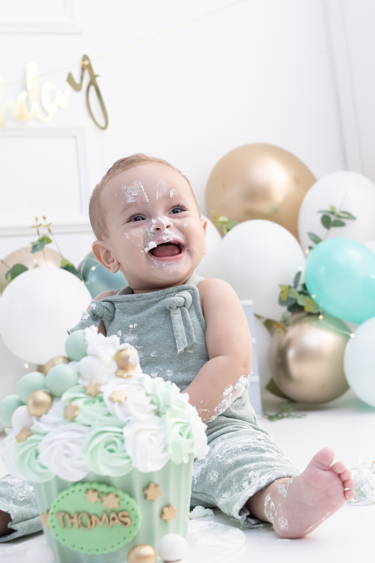 Ensaio smash the cake em estúdio. Fotógrafo em Londrina Especializado em ensaios de bebês e crianças. Momento registrado pela fotógrafa Giscellayne | Gy Fotografia.