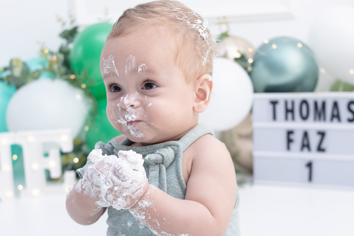Ensaio smash the cake em estúdio. Fotógrafo em Londrina Especializado em ensaios de bebês e crianças. Momento registrado pela fotógrafa Giscellayne | Gy Fotografia.