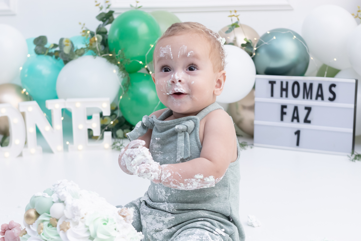 Ensaio smash the cake em estúdio. Fotógrafo em Londrina Especializado em ensaios de bebês e crianças. Momento registrado pela fotógrafa Giscellayne | Gy Fotografia.