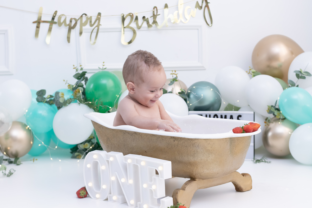Ensaio smash the cake em estúdio. Fotógrafo em Londrina Especializado em ensaios de bebês e crianças. Momento registrado pela fotógrafa Giscellayne | Gy Fotografia.