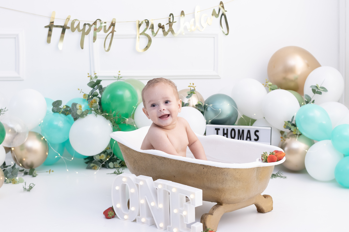 Ensaio smash the cake em estúdio. Fotógrafo em Londrina Especializado em ensaios de bebês e crianças. Momento registrado pela fotógrafa Giscellayne | Gy Fotografia.