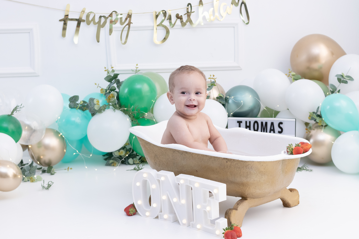 Ensaio smash the cake em estúdio. Fotógrafo em Londrina Especializado em ensaios de bebês e crianças. Momento registrado pela fotógrafa Giscellayne | Gy Fotografia.