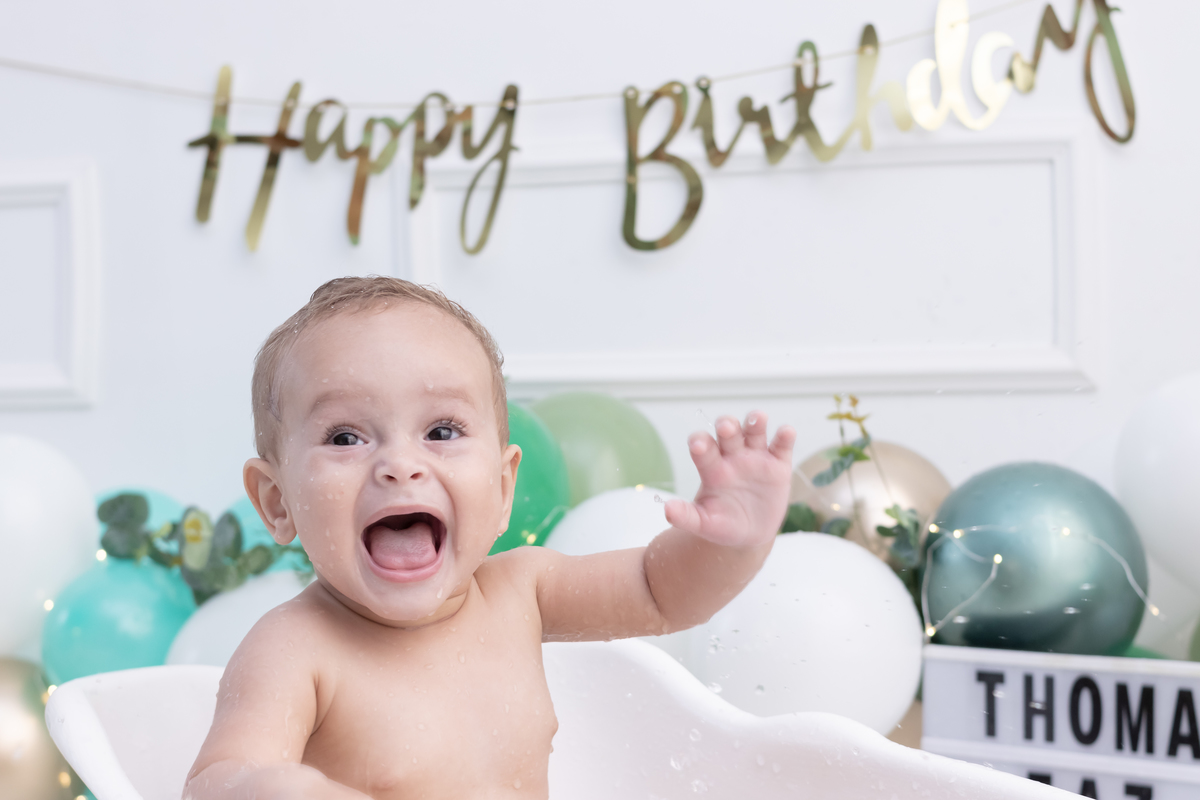 Ensaio smash the cake em estúdio. Fotógrafo em Londrina Especializado em ensaios de bebês e crianças. Momento registrado pela fotógrafa Giscellayne | Gy Fotografia.