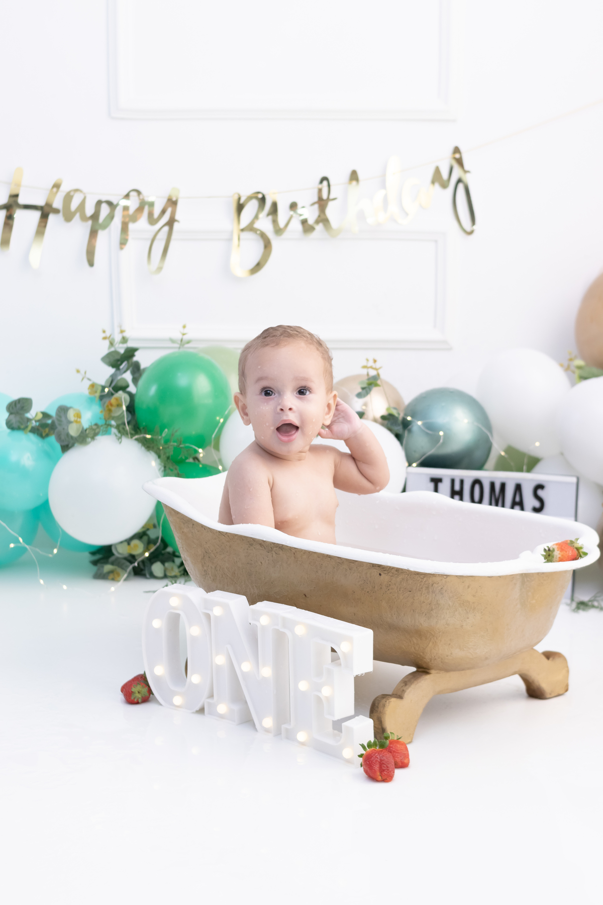 Ensaio smash the cake em estúdio. Fotógrafo em Londrina Especializado em ensaios de bebês e crianças. Momento registrado pela fotógrafa Giscellayne | Gy Fotografia.
