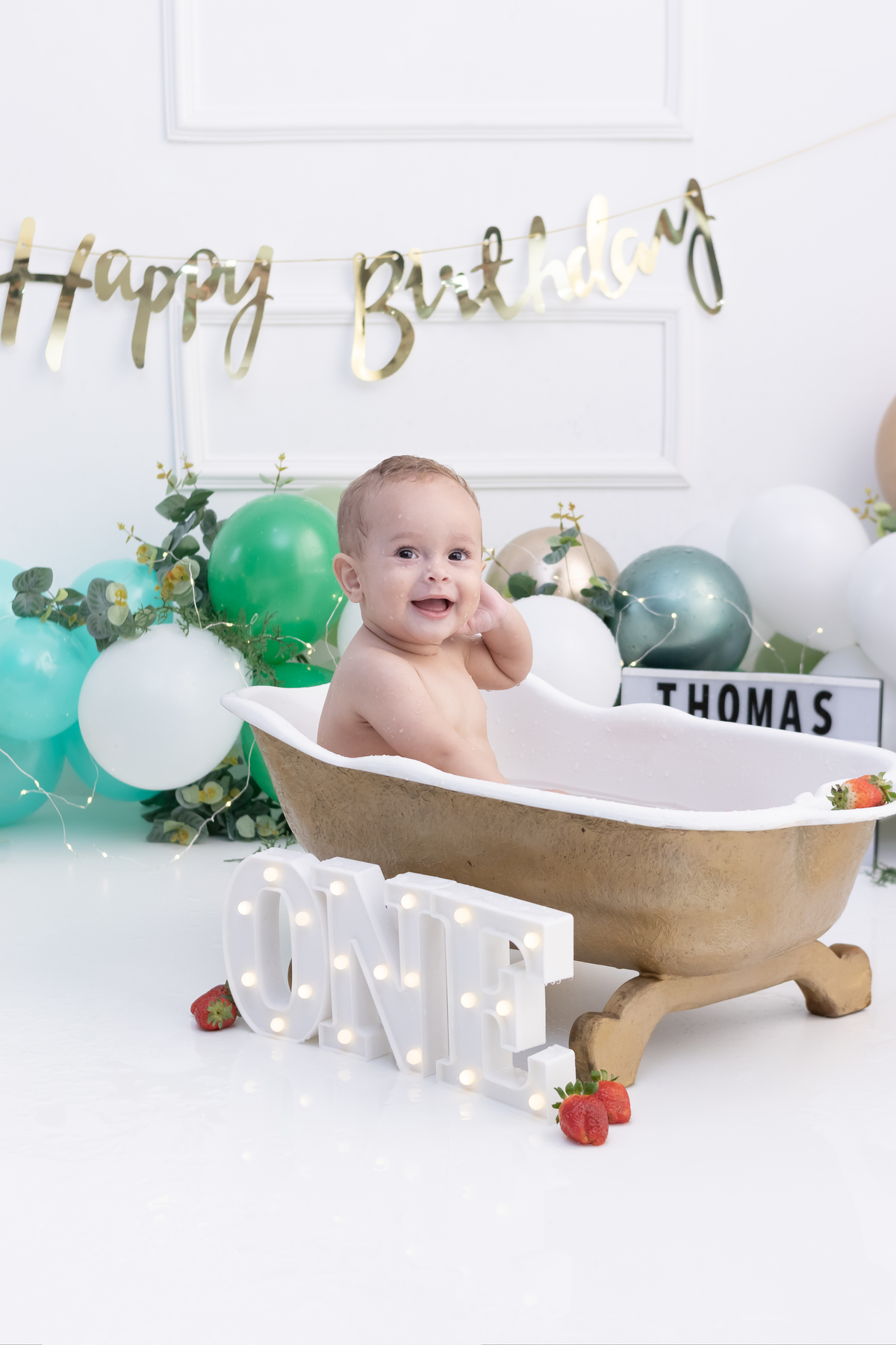 Ensaio smash the cake em estúdio. Fotógrafo em Londrina Especializado em ensaios de bebês e crianças. Momento registrado pela fotógrafa Giscellayne | Gy Fotografia.