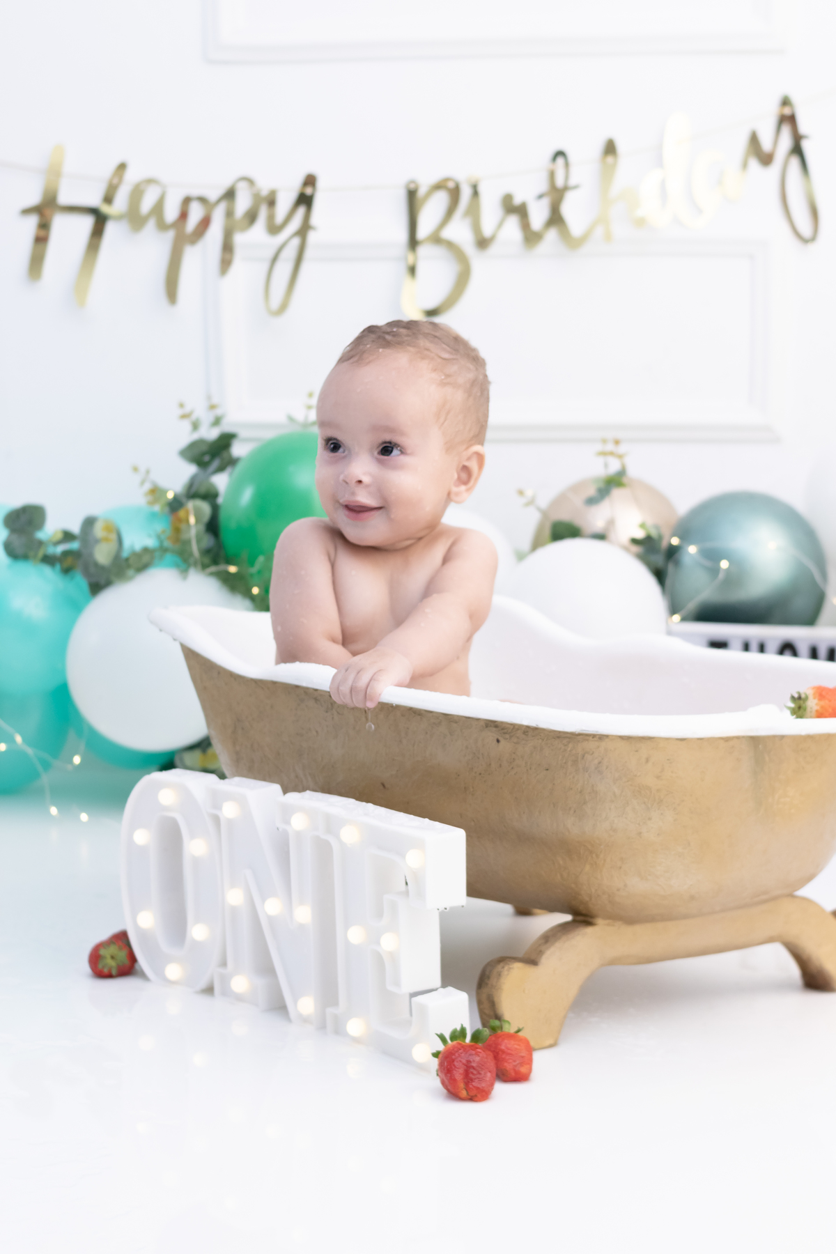 Ensaio smash the cake em estúdio. Fotógrafo em Londrina Especializado em ensaios de bebês e crianças. Momento registrado pela fotógrafa Giscellayne | Gy Fotografia.