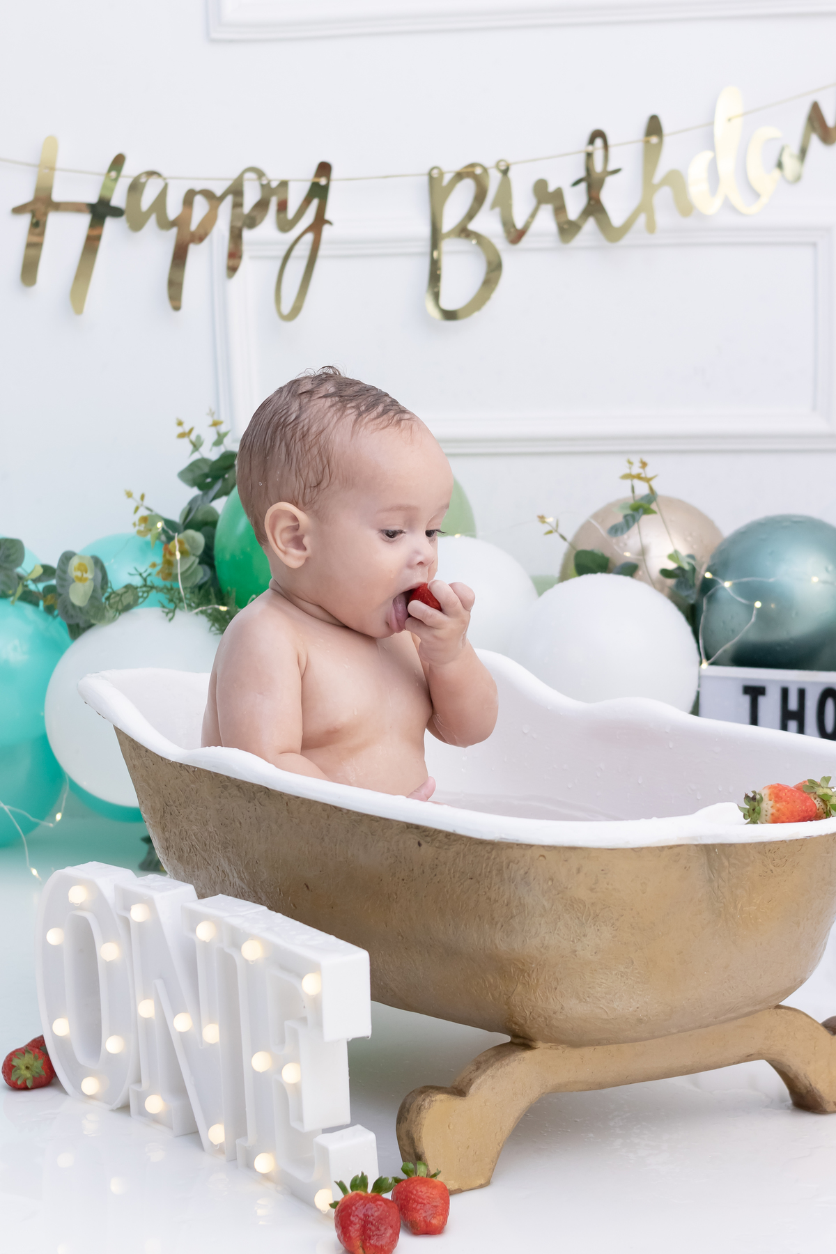 Ensaio smash the cake em estúdio. Fotógrafo em Londrina Especializado em ensaios de bebês e crianças. Momento registrado pela fotógrafa Giscellayne | Gy Fotografia.