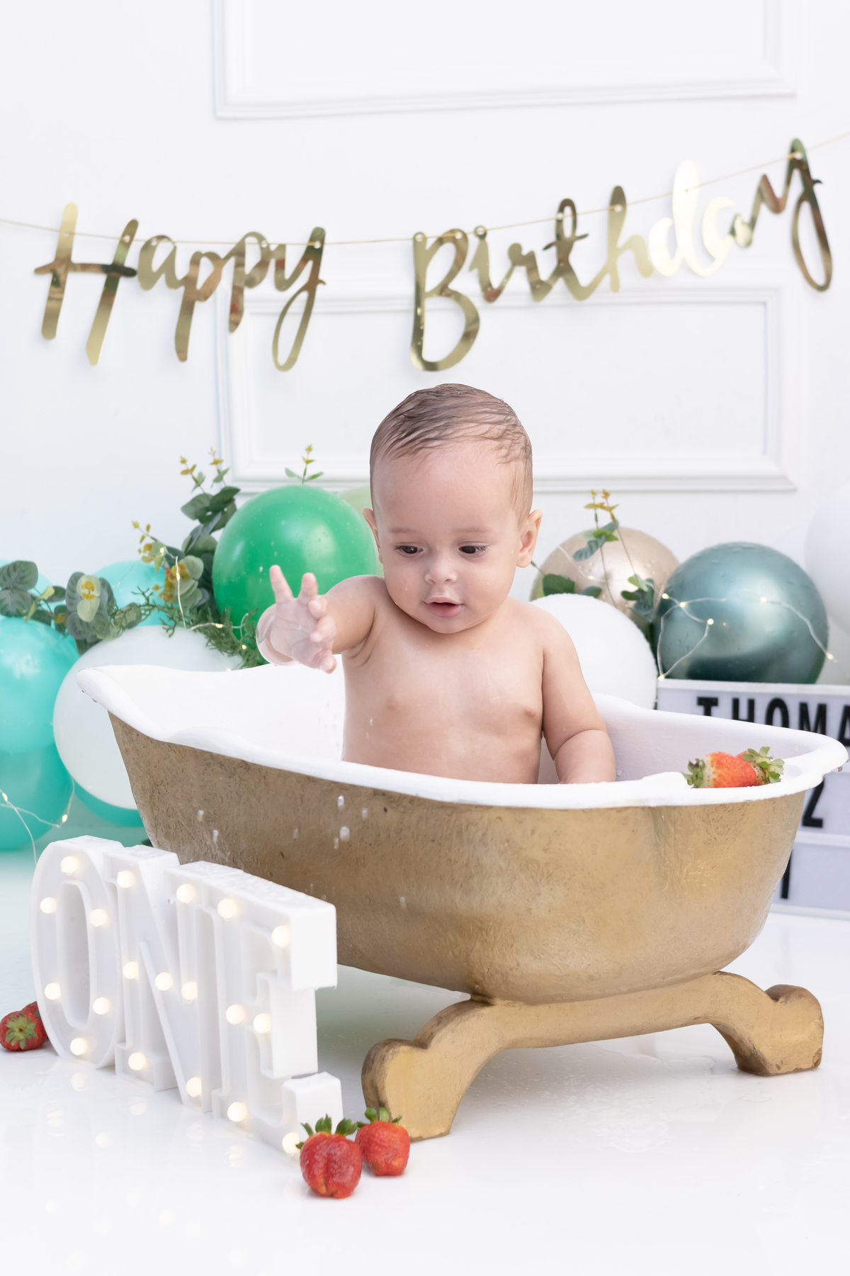 Ensaio smash the cake em estúdio. Fotógrafo em Londrina Especializado em ensaios de bebês e crianças. Momento registrado pela fotógrafa Giscellayne | Gy Fotografia.