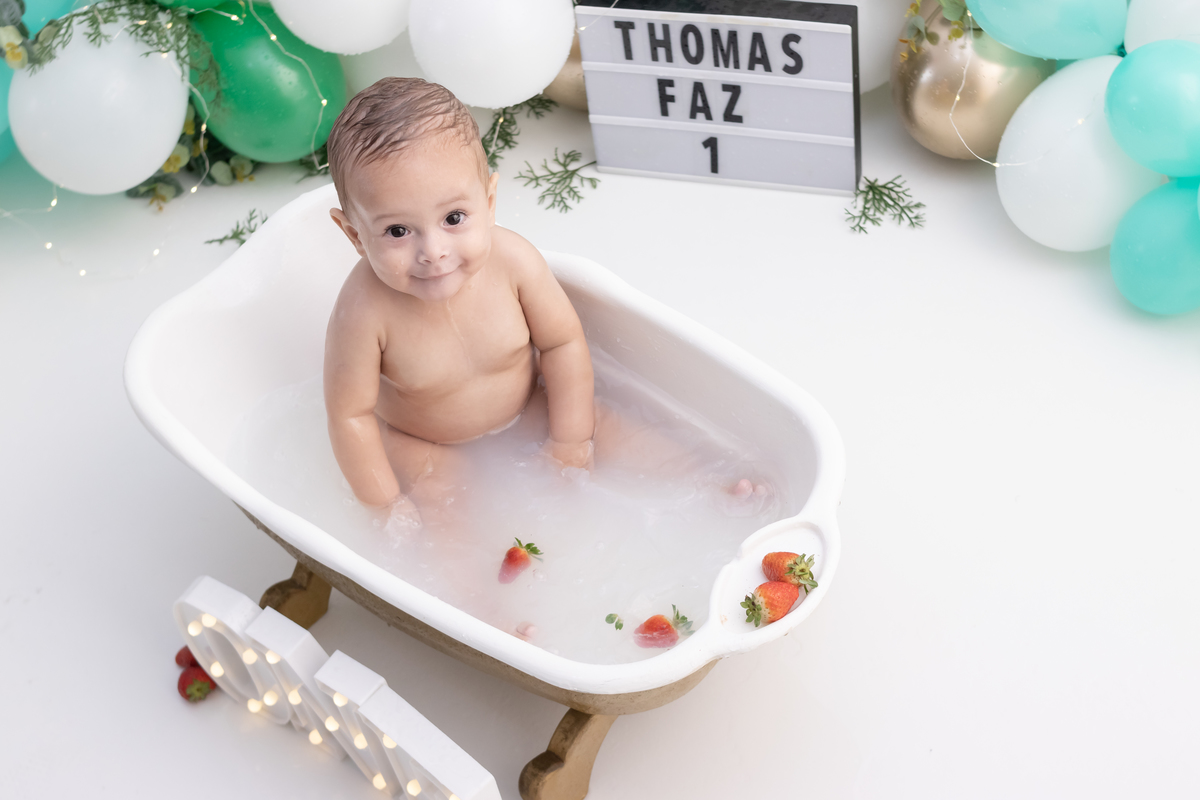 Ensaio smash the cake em estúdio. Fotógrafo em Londrina Especializado em ensaios de bebês e crianças. Momento registrado pela fotógrafa Giscellayne | Gy Fotografia.