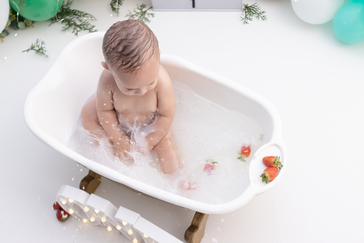 Ensaio smash the cake em estúdio. Fotógrafo em Londrina Especializado em ensaios de bebês e crianças. Momento registrado pela fotógrafa Giscellayne | Gy Fotografia.