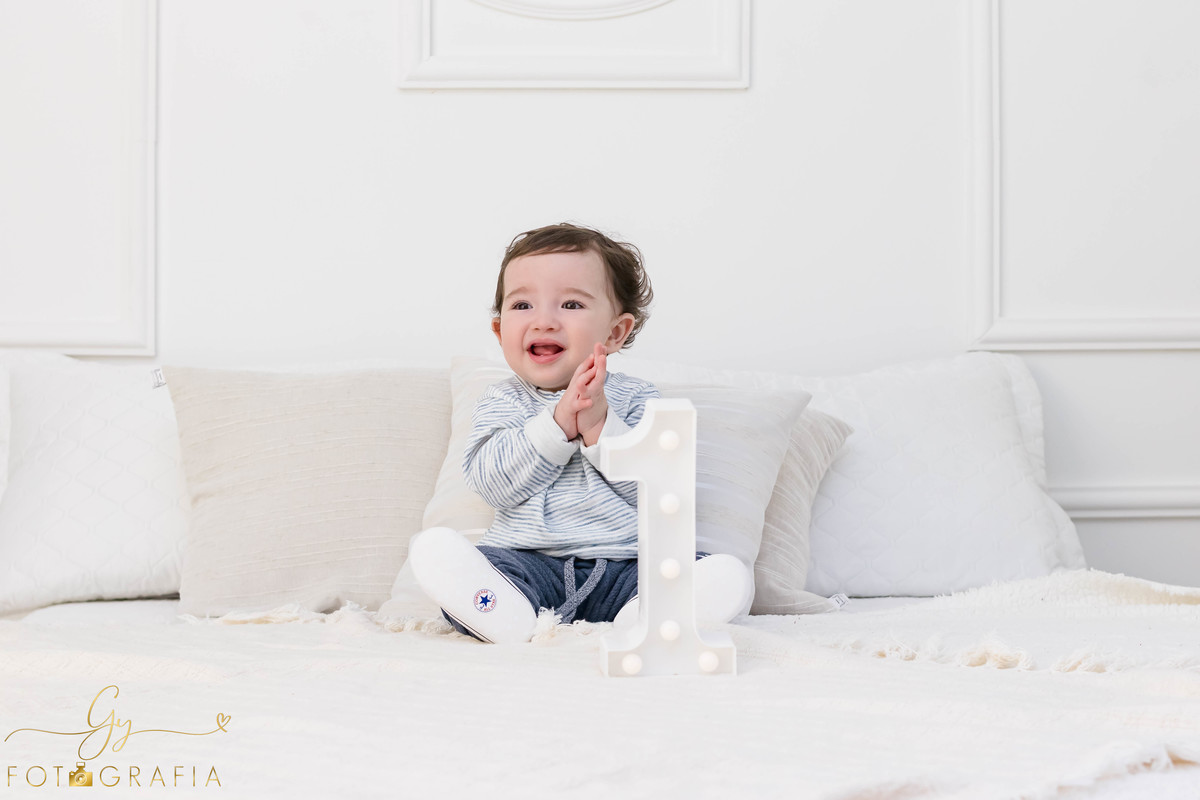 Ensaio smash the cake clean. ensaio de 1 ano do bebe. ensaio em estudio. Momento registrado pela fotografa Giscellayne - Gy fotografia. Fotografo em Londrina.