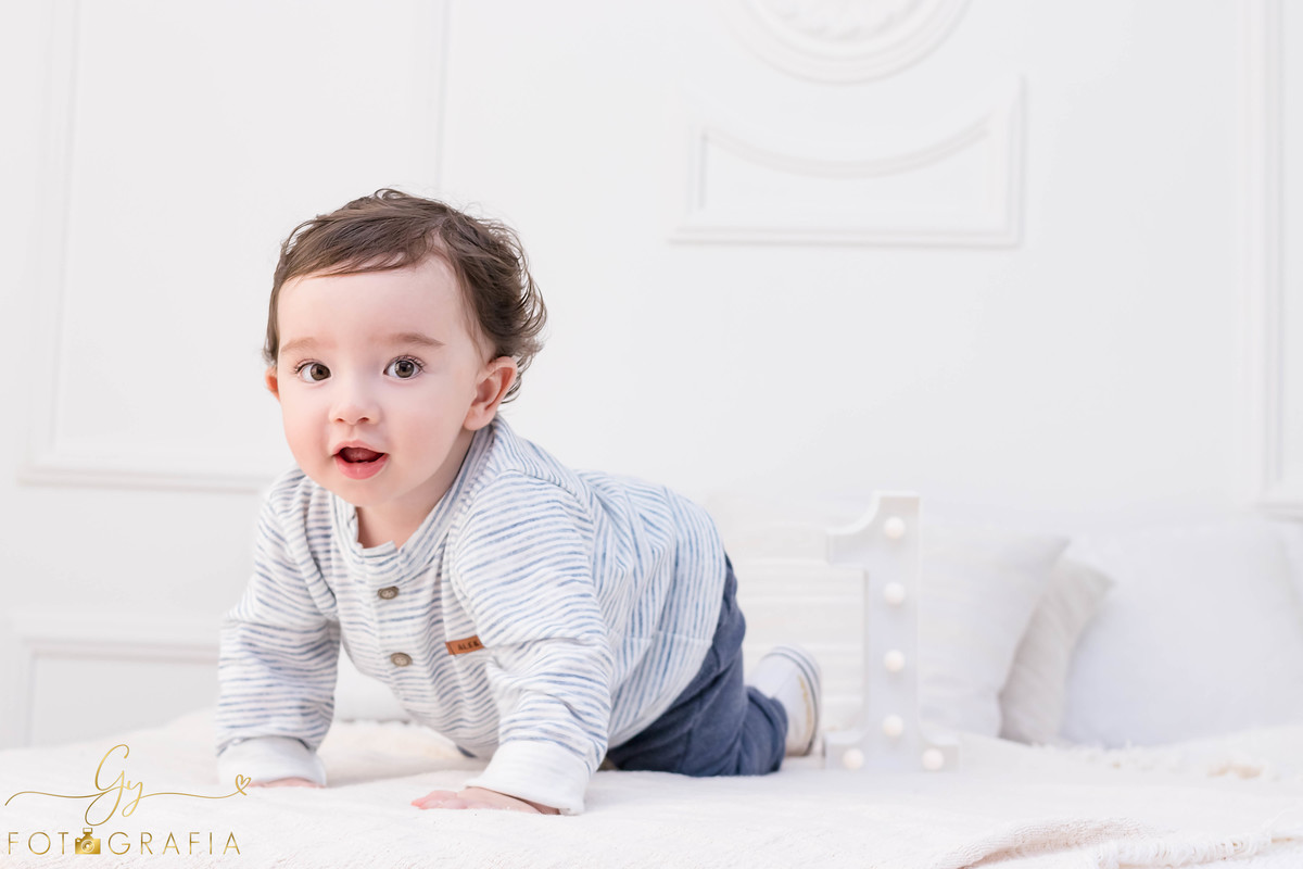 Ensaio smash the cake clean. ensaio de 1 ano do bebe. ensaio em estudio. Momento registrado pela fotografa Giscellayne - Gy fotografia. Fotografo em Londrina.