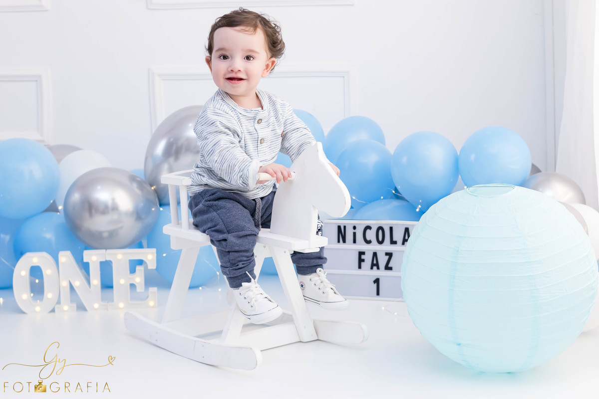 Ensaio smash the cake clean. ensaio de 1 ano do bebe. ensaio em estudio. Momento registrado pela fotografa Giscellayne - Gy fotografia. Fotografo em Londrina.Ensaio smash the cake clean. ensaio de 1 ano do bebe. ensaio em estudio. Momento registrado pela 