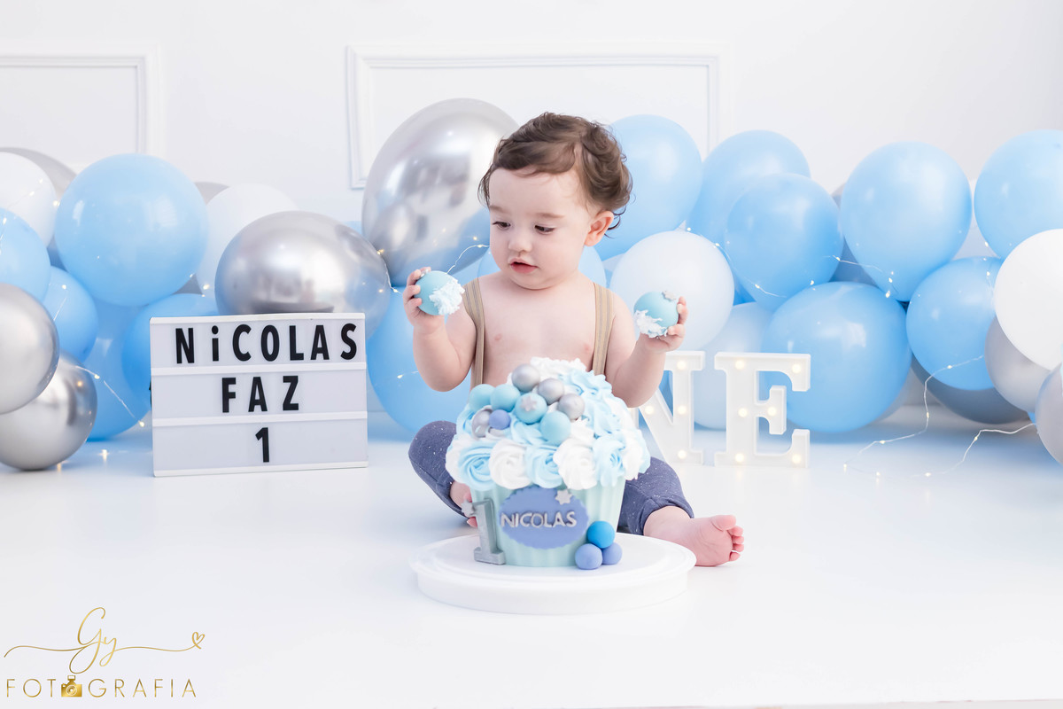 Ensaio smash the cake clean. ensaio de 1 ano do bebe. ensaio em estudio. Momento registrado pela fotografa Giscellayne - Gy fotografia. Fotografo em Londrina.