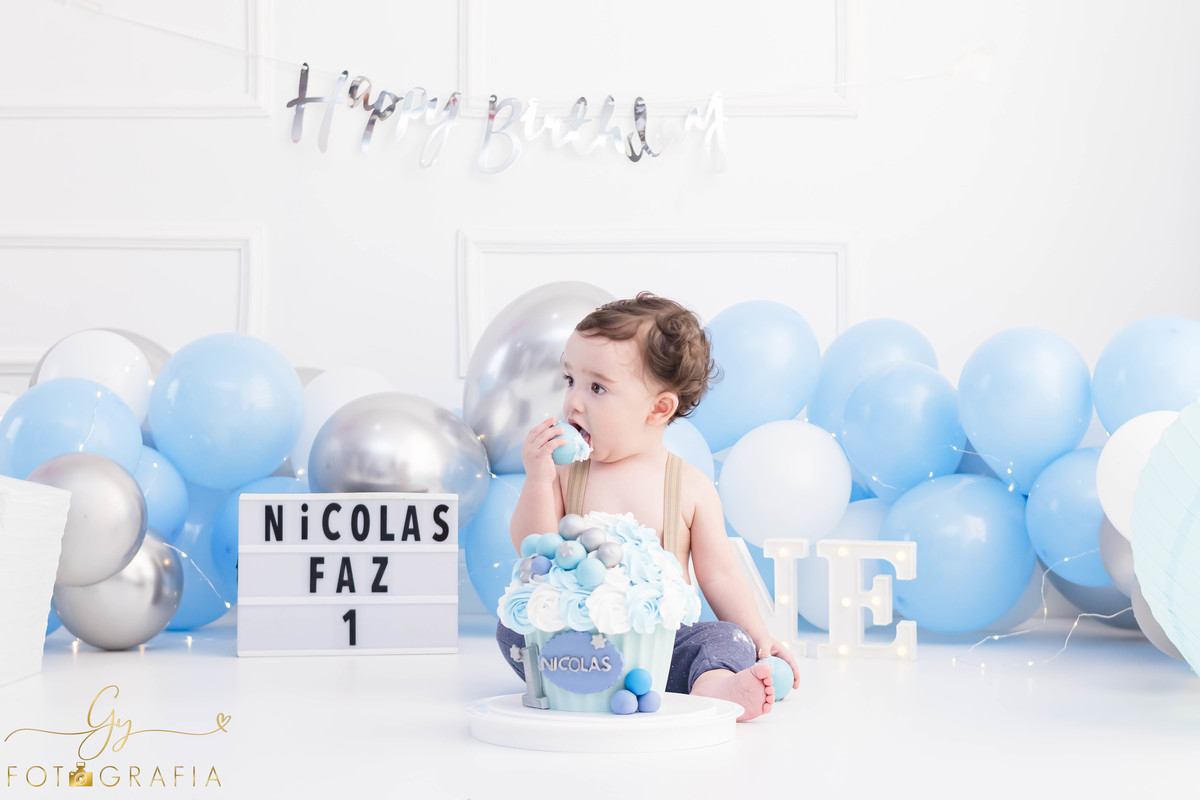 Ensaio smash the cake clean. ensaio de 1 ano do bebe. ensaio em estudio. Momento registrado pela fotografa Giscellayne - Gy fotografia. Fotografo em Londrina.