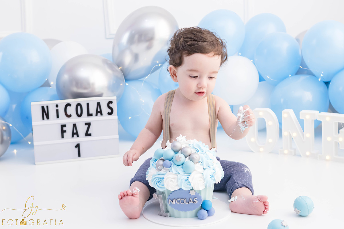 Ensaio smash the cake clean. ensaio de 1 ano do bebe. ensaio em estudio. Momento registrado pela fotografa Giscellayne - Gy fotografia. Fotografo em Londrina.