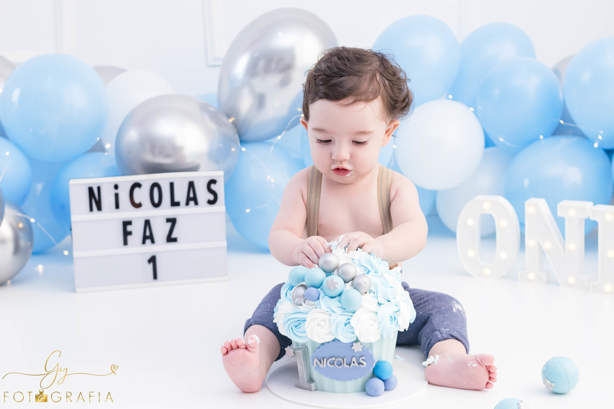 Ensaio smash the cake clean. ensaio de 1 ano do bebe. ensaio em estudio. Momento registrado pela fotografa Giscellayne - Gy fotografia. Fotografo em Londrina.