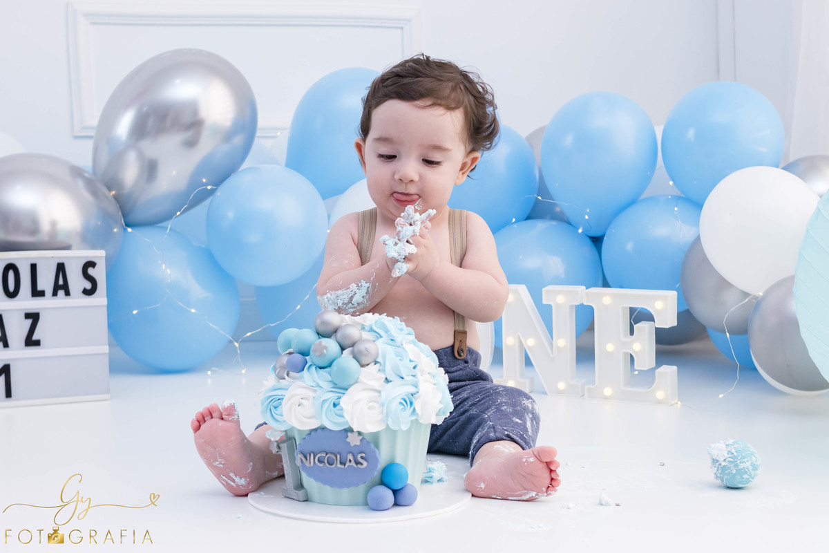 Ensaio smash the cake clean. ensaio de 1 ano do bebe. ensaio em estudio. Momento registrado pela fotografa Giscellayne - Gy fotografia. Fotografo em Londrina.
