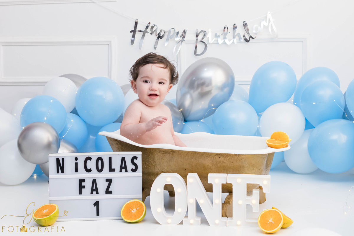 Ensaio smash the cake clean. ensaio de 1 ano do bebe. ensaio em estudio. Momento registrado pela fotografa Giscellayne - Gy fotografia. Fotografo em Londrina.